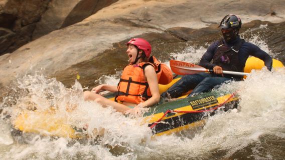 Aventura de rafting en aguas bravas en Chiang Mai con almuerzo y traslado por Khampan
