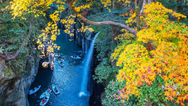 [1-day tour of Kyushu's Three Great Scenic Spots] Takachiho Gorge & Unique Train Experience