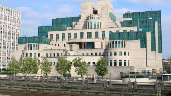 Tur Jalan Kaki 2 Jam di London untuk Lokasi Syuting James Bond