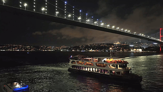 Istanbul: Pelayaran Makan Malam Bosphorus dengan Minuman & Pertunjukan Turki