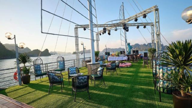 แพ็คเกจยอดนิยม ล่องเรืออ่าวฮาลองระดับ 5 ดาว พร้อมจากุซซี่และบุฟเฟ่ต์อาหารกลางวัน