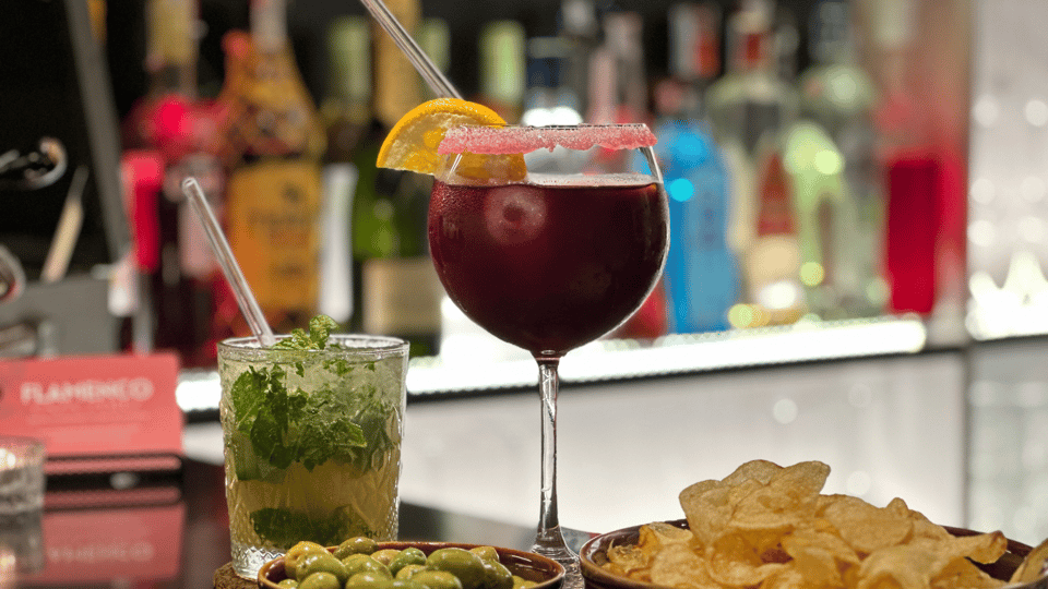 Barcelona: Flamenco Premium Show and Tour Guitar Museum