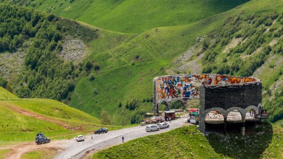 Esplora il tour guidato di un giorno ad Ananuri, Gudauri e Kazbegi