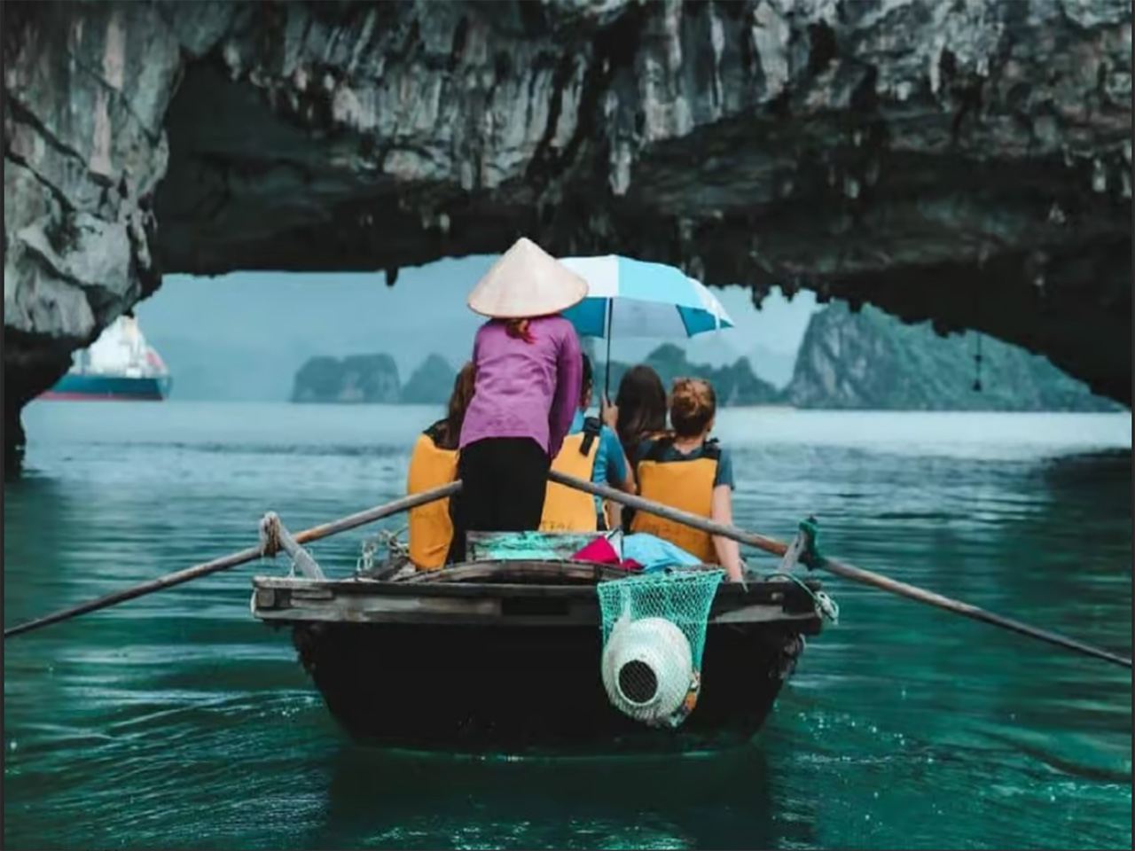 Hanoi Ha Long Bay + Piercing Hole 1-day tour [Experience kayaking/Sung Sot Cave/Crescent Bay exploration]