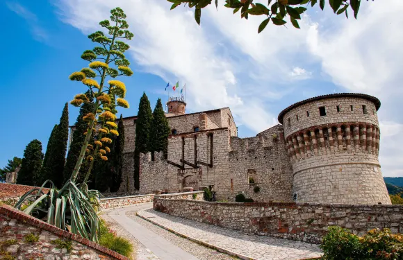 馬力諾宮+布蘭卡塔+佈雷西亞城堡+聖馬爾谷教堂包車一日遊