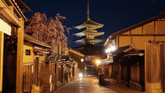 Paseo nocturno por el Gion de Kioto y visita guiada al distrito de las geishas