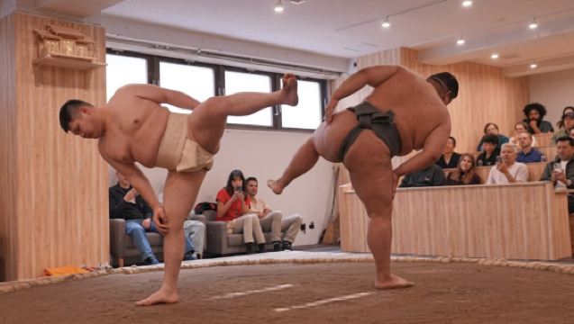 Spettacolo di Sumo a Shinjuku con Bevande e Foto