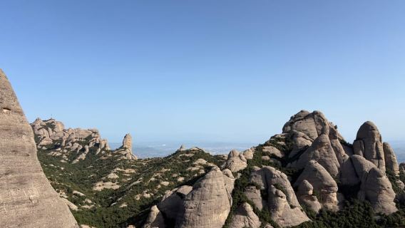 Barcelona: Excursión a Montserrat muy temprano, abadía y senderismo