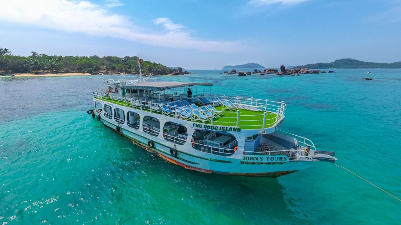 富國島包船出海＋中文導遊＋海鮮午餐＋浮潛海釣＋大船/快艇可選