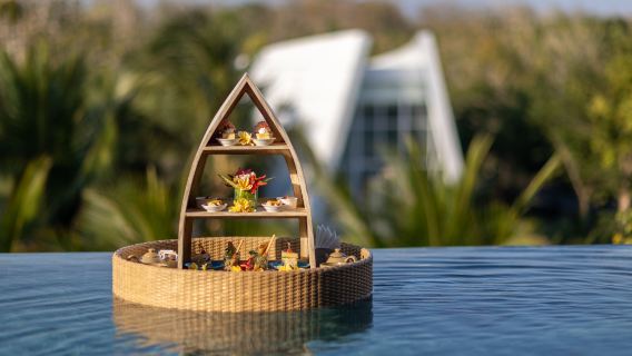 Esperienza di Tè Pomeridiano Galleggiante al Cross Bali Breakers Resort a Uluwatu|Indonesia