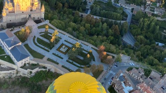Segovia: Hot Air Balloon Flight with Breakfast and Cava