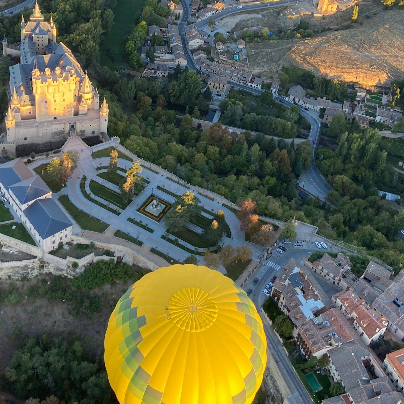 Segovia: Hot Air Balloon Flight with Breakfast and Cava