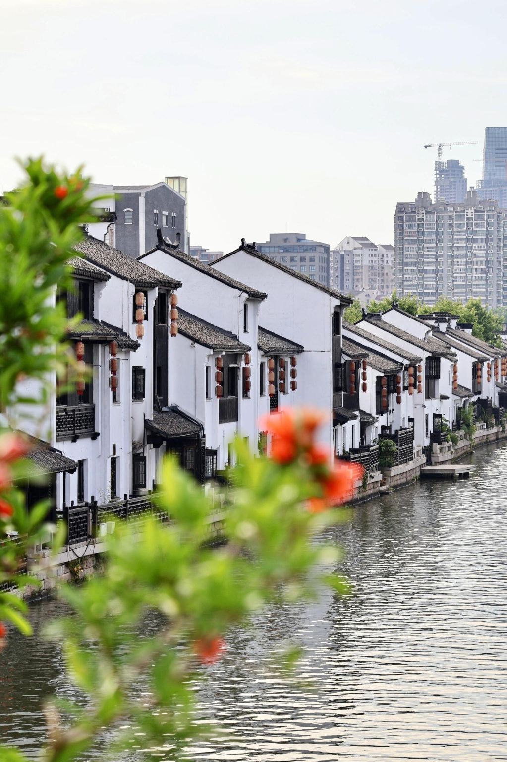 Wuxi Tai Hu Yuantouzhu Scenic Spot + Li Garden + Three Kingdoms and Water Margin Attraction + Qingming Bridge Ancient Canal 1-day Tour with Chinese and English Services
