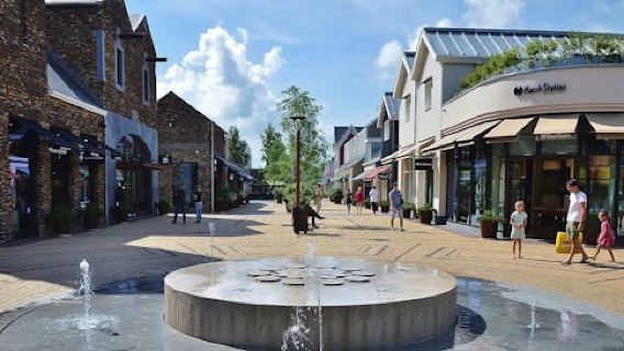 Shopping experience at Bataviastad Fashion Outlet with private transportation