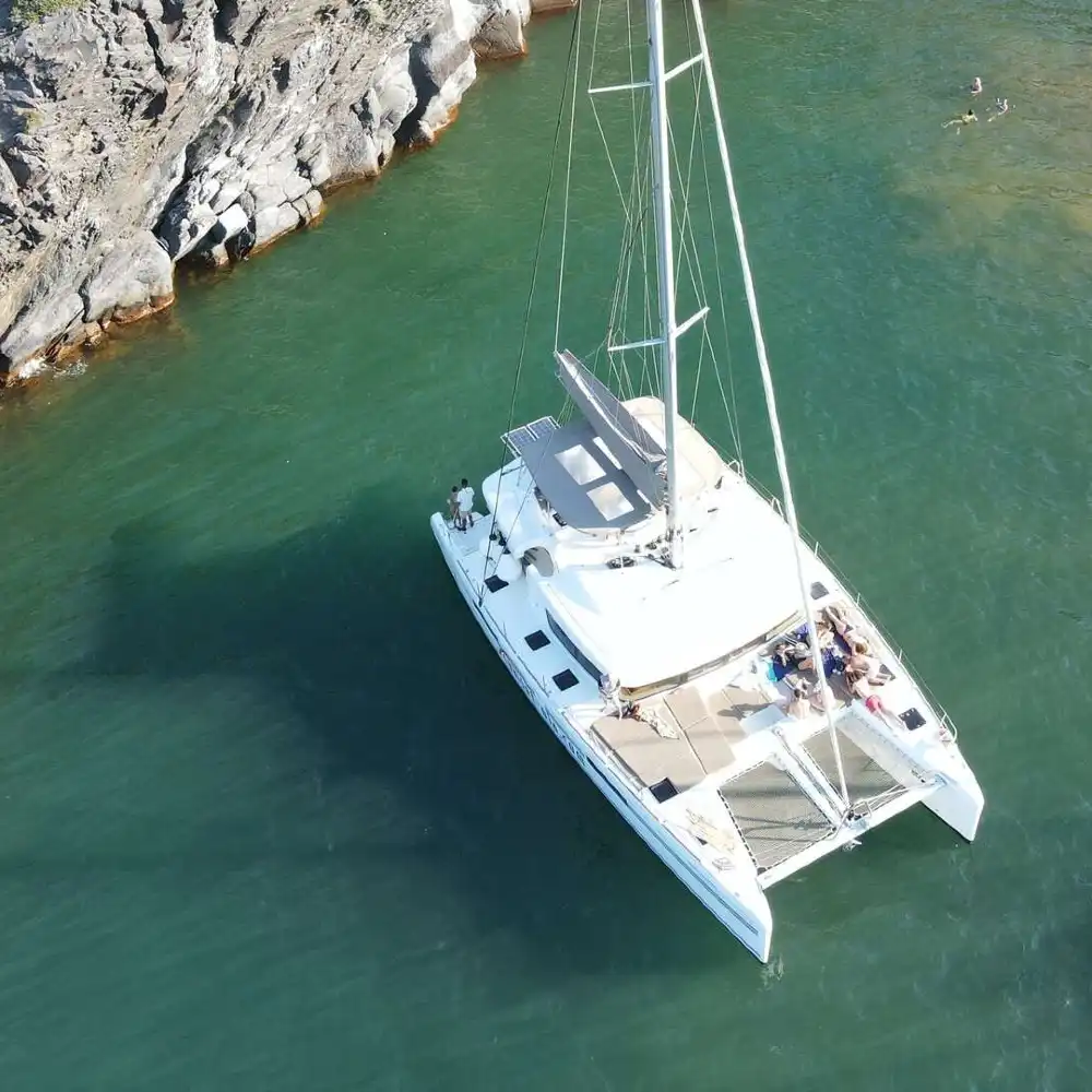 ギリシャ サントリーニ島 豪華双胴船セーリングボートでエーゲ海