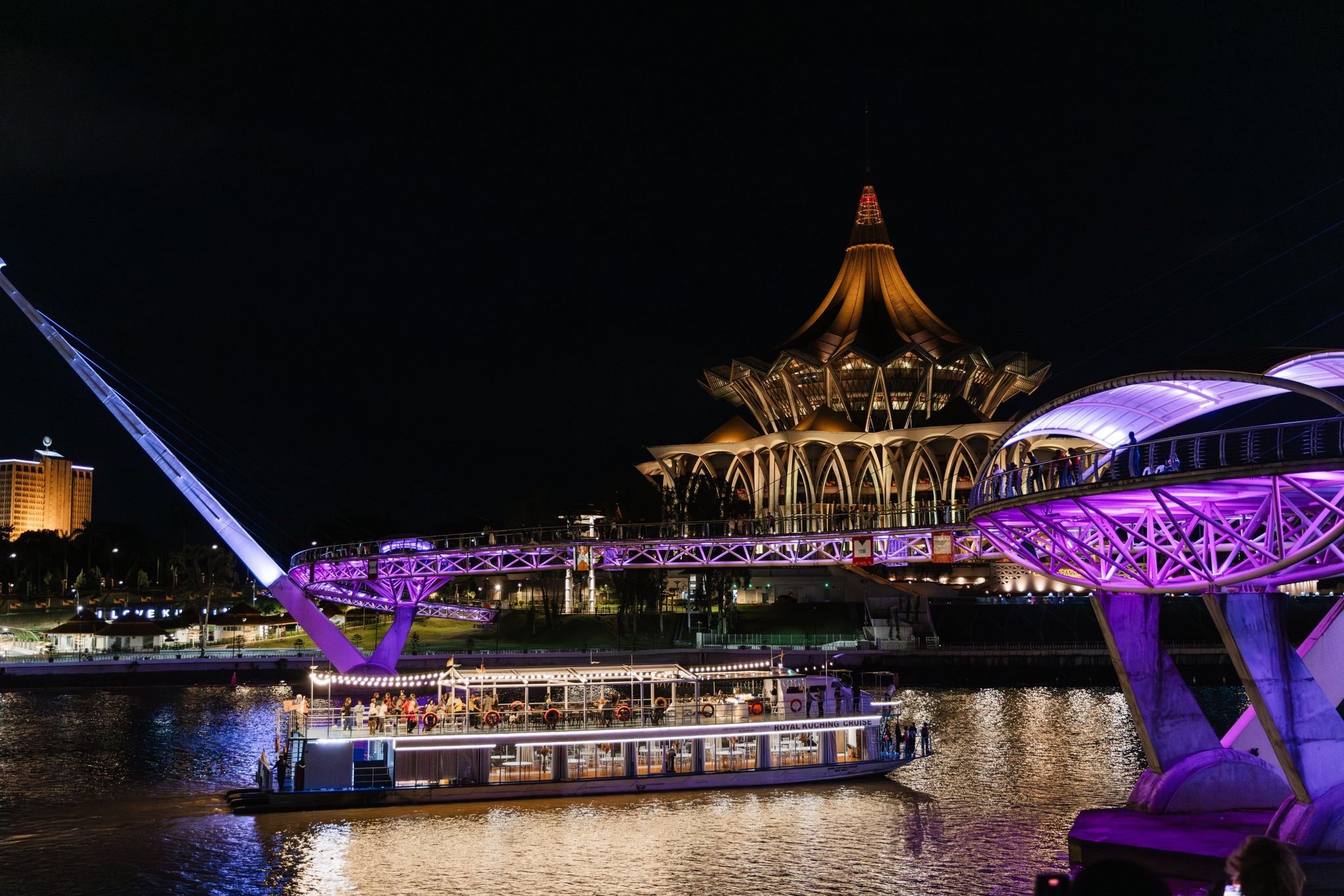 Pengalaman Kapal Pesiar Sungai Royal Kuching dengan Hidangan Ringan & Minuman Gratis Tak Terbatas