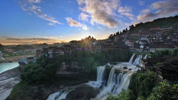 Lawatan Sehari Bandar Furong (Masuk dan Keluar dengan Kapal) + Air Terjun Besar Bandar Furong + Hutan Batu Merah (Pakej Persendirian)