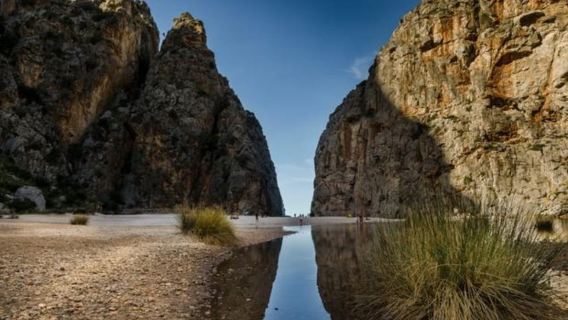 Mallorca: Island Tour with Boat, Train, and Hotel Transfer