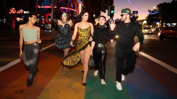 LA: Sorotan Drag - Bar Crawl & Pertunjukan – Minuman Termasuk!