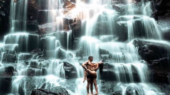 Tour privato a Ubud: visita due delle migliori cascate + tempio sacro dell'acqua + terrazze di riso di Tegalalang