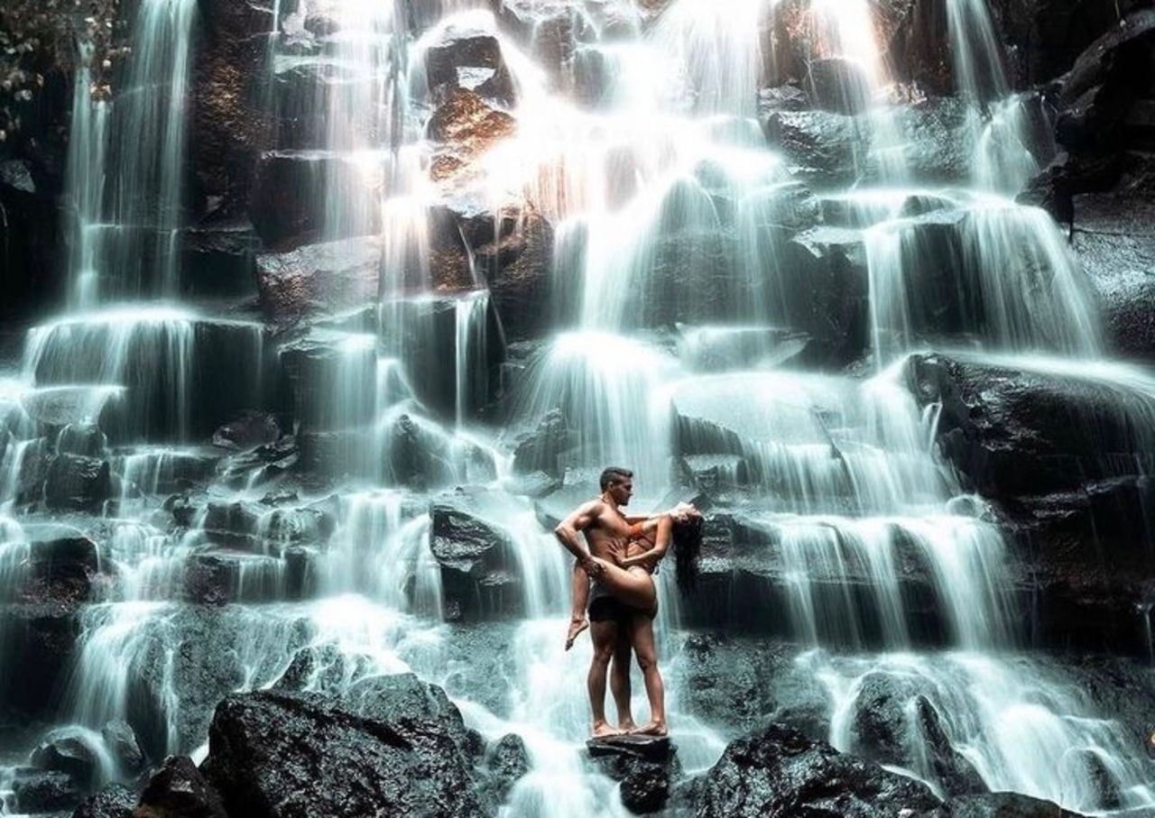 Tour privato a Ubud: visita due delle migliori cascate + tempio sacro dell'acqua + terrazze di riso di Tegalalang