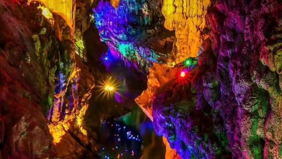 Grotta di Jiuxiang + Anatra arrosto di Yiliang + tour privato di Kunming
