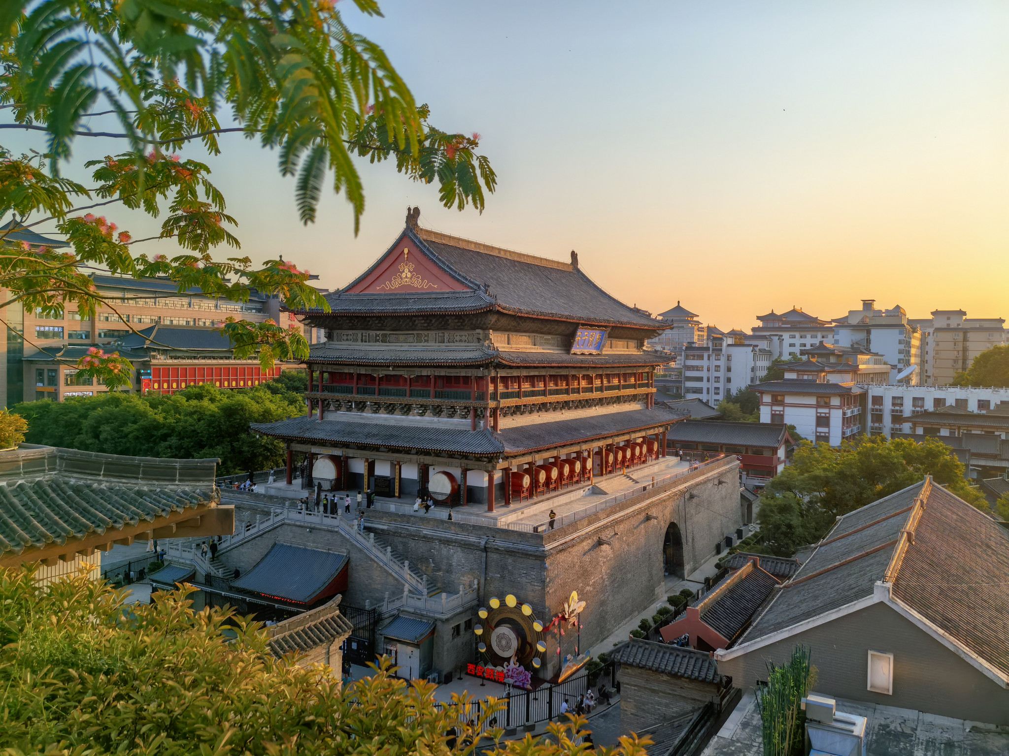 ขี่จักรยานบนกำแพงเมือง + สำรวจอาหารอร่อยด้วยรถตุ๊กตุ๊กที่ถนนฮุยมิน + เจดีย์ห่านป่าใหญ่ (โดยรถเรียบผ่านแอป)