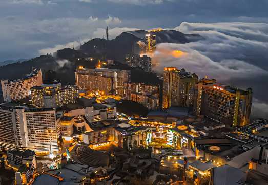 Genting Highlands, French Village, Japanese Village & Batu Caves Day Tour – Highland Mist & Global Charms in One Trip