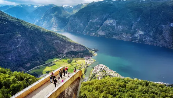 Passeio em grupo em Bergen: Fiorde de Sogn + Nærøy + Flåm + Mirante + Almoço incluso