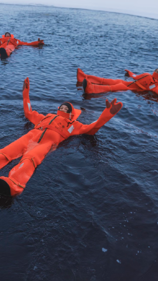 Rovaniemi, Finland: Arctic ice lake floating + ice fishing experience tour · 8-person small group
