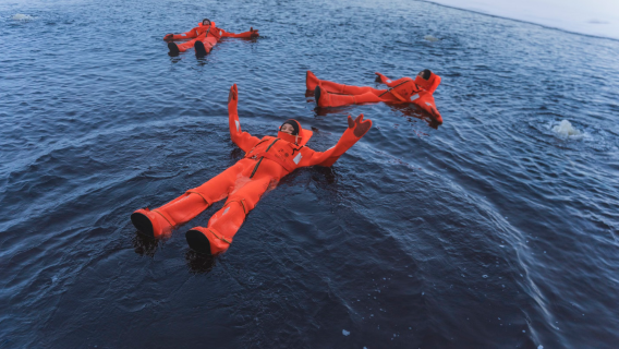 フィンランド ロヴァニエミ 北極氷湖浮遊+氷上釣り体験ツアー 8人少人数団