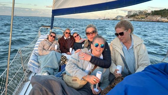 Lissabon: Solnedgångssegling med vin och snacks i liten grupp