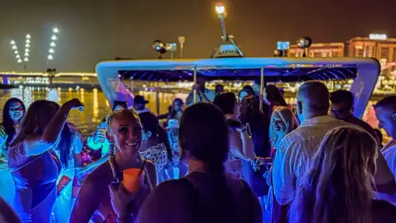 杜拜碼頭豪華遊艇派對，含燒烤、開放式酒吧和現場 DJ