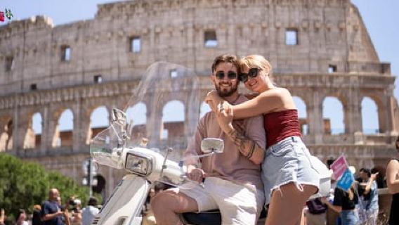 Roma: tour in Vespa "When in Rome" con dessert e fotografia
