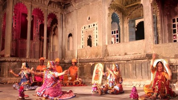 Udaipur: Menaiki Bot Petang dengan Pertunjukan Boneka dan Makan Malam