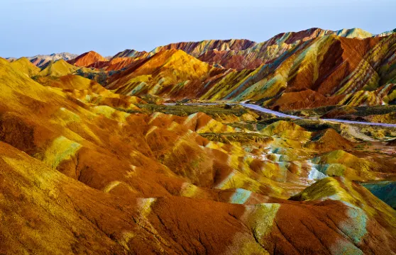 张掖七彩丹霞 & 马蹄寺一日游（探秘地質奇觀，邂逅千年佛窟）