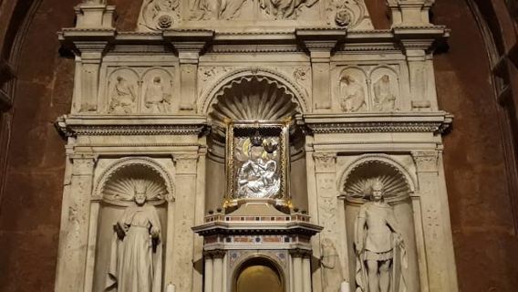 Great Hungarian Basilicas Tour with Folk Music Performance