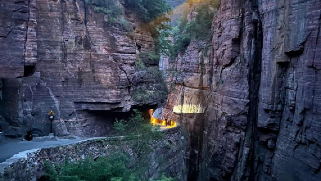 Tagesausflug zur Touristenattraktion Wanxian Shan und der Guoliang-Klippenstraße in Hebi, Henan mit chinesischem und englischem Service
