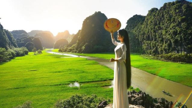 From Hanoi: Trang An & Mua Cave by Limo Bus (Group/Private)