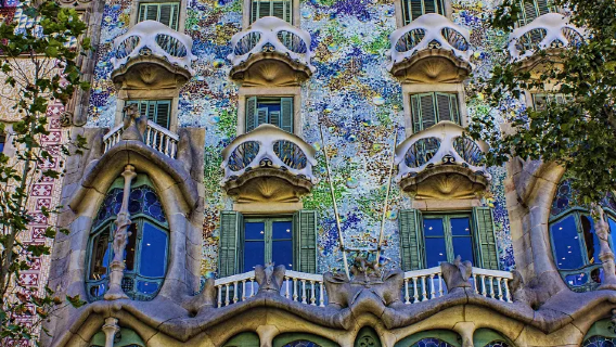 西班牙巴塞隆納高迪建築藝術全景之旅：聖家族大教堂+米拉之家包車來回