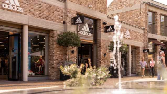 Pacchetto esperienza per lo shopping all'outlet di Rotterdam: viaggio al McArthurGlen Roosendaal - include il biglietto d'ingresso a Kinderdijk
