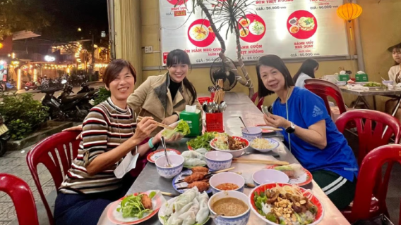 Hue: Tour nocturno de comida callejera en cicló con guía local
