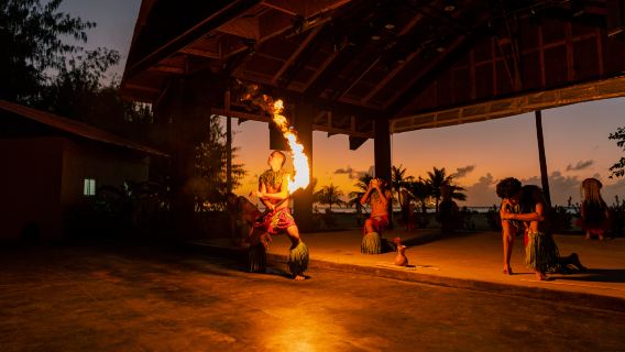 Pertunjukan makan malam budaya Ataari Saipan dengan makan malam prasmanan
