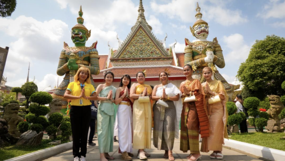 タイ・バンコク ワット・アルン(暁の寺)ワンデーツアー【タイ伝統衣装体験|フォトスポット巡り】