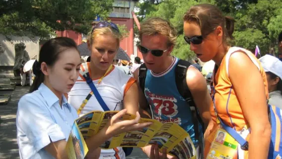 Услуги гид по Шанхаю на иностранном языке (английский, французский, русский, японский и тайский) Набережная Вайтань + Башня «Восточная жемчужина» + Храм городского бога + Нанкин-роуд. однодневный тур гид с местным гид -экспертом ●