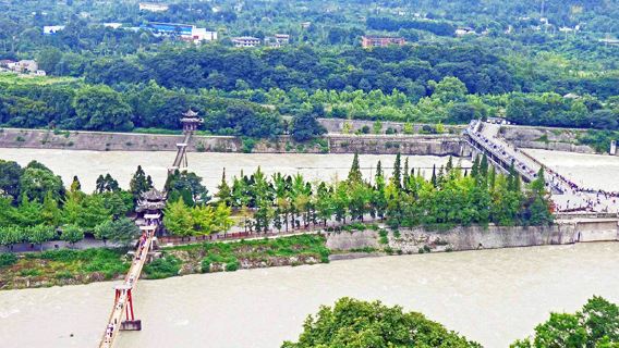 都江堰1.5小時人員導覽+門票【蜀小匠深度精緻導覽1天4場+藍牙耳麥感受偉大堰御工程】