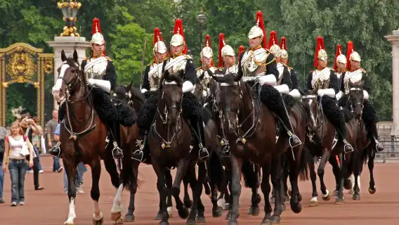 Tower of London: Guided Tour + Changing of the Guards + Thames Cruise