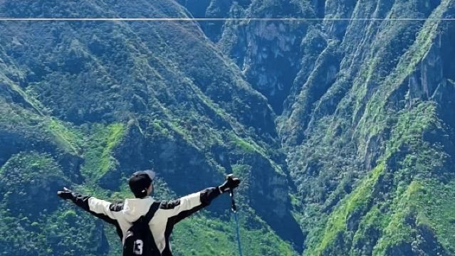 Perjalanan satu hari trekking di Lijiang Tiger Leaping Gorge [dipandu oleh pemimpin profesional + termasuk tongkat trekking dan air mineral]