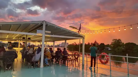 Pengalaman Pelayaran Sungai Royal Kuching dengan Sajian Ringan & Minuman Percuma