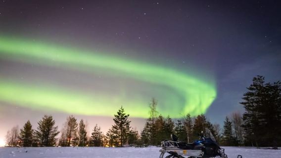Levi: escursione in motoslitta per la caccia all'aurora boreale